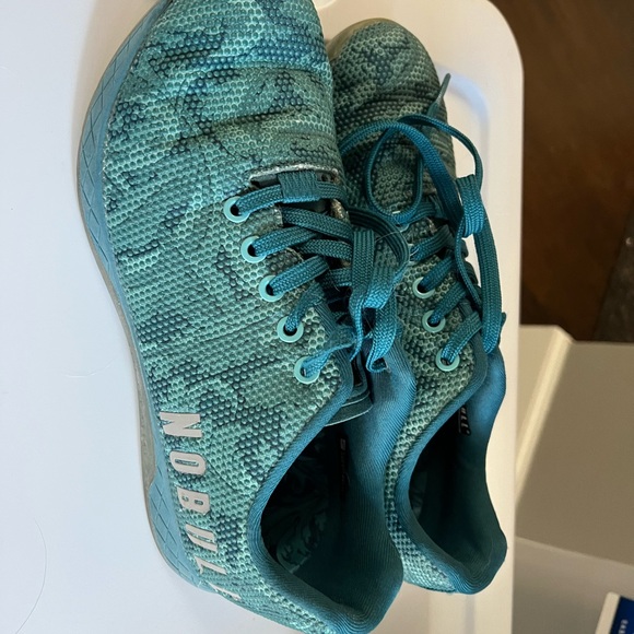 EUC NOBULL Floral Trainers women’s size 9 - Picture 2 of 5